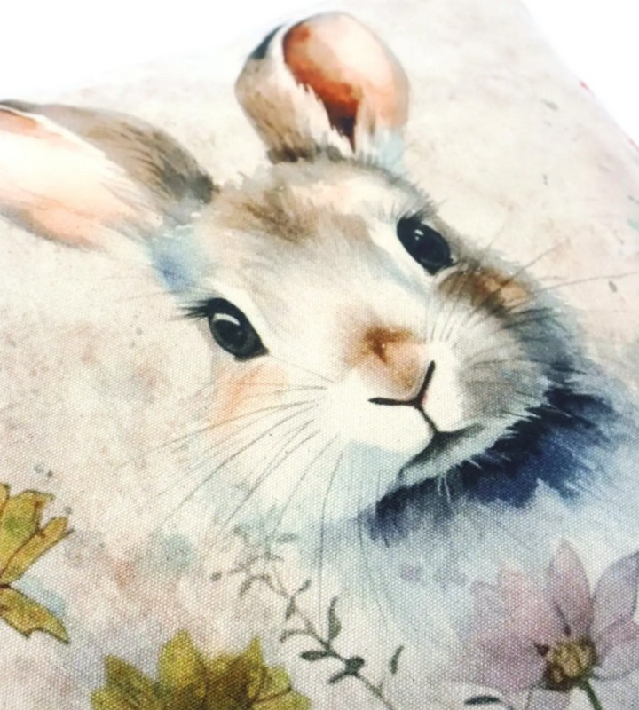 Cuscino decorato con coniglio e fiori, una fantastica idea regalo per Pasqua